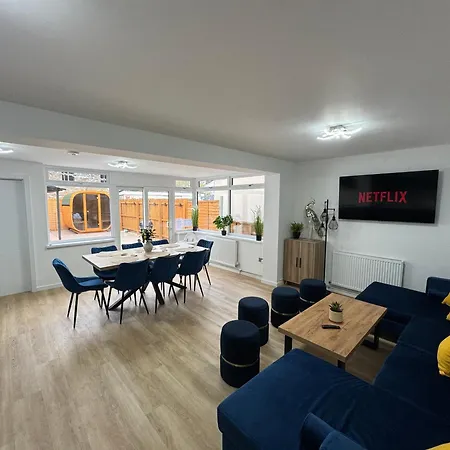 Modern 4-bed House - Hot Tub & Sauna - Sleeps 14 Appartement *