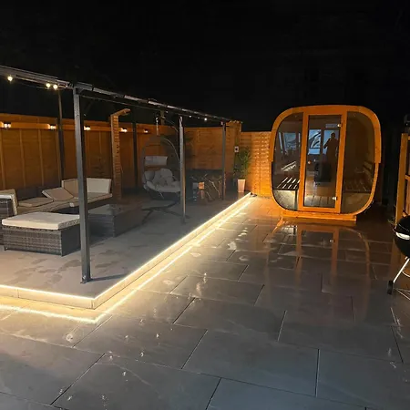 Modern 4-bed House - Hot Tub & Sauna - Sleeps 14 *