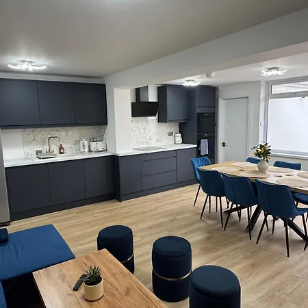 Modern 4-bed House - Hot Tub & Sauna - Sleeps 14 Бристоль