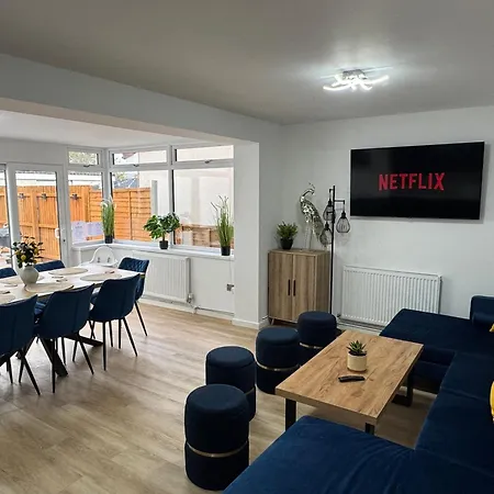 Modern 4-bed House - Hot Tub & Sauna - Sleeps 14 * Бристоль