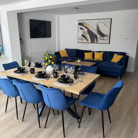 Апартаменты Modern 4-bed House - Hot Tub & Sauna - Sleeps 14 Бристоль
