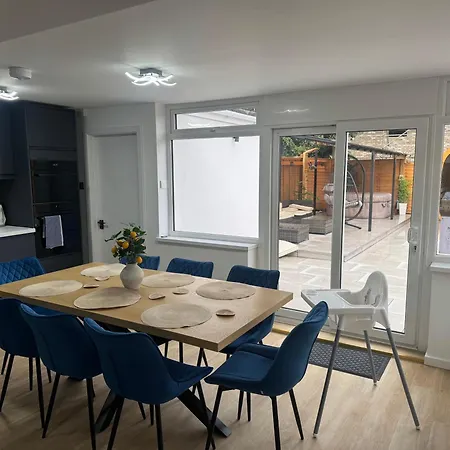 Appartement Modern 4-bed House - Hot Tub & Sauna - Sleeps 14 Bristol