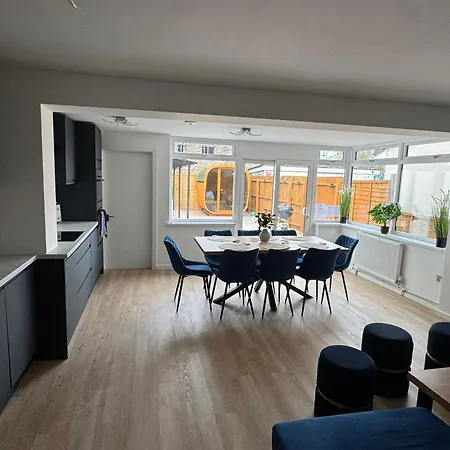 Modern 4-bed House - Hot Tub & Sauna - Sleeps 14 Апартаменты Бристоль