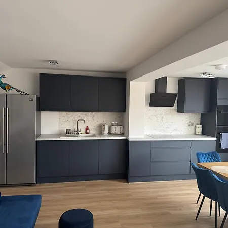 Modern 4-bed House - Hot Tub & Sauna - Sleeps 14 Appartement