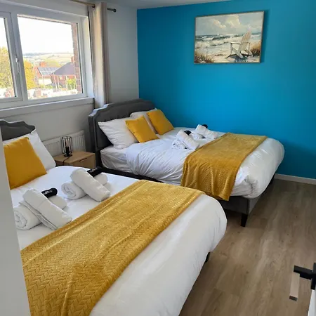 Modern 4-bed House - Hot Tub & Sauna - Sleeps 14