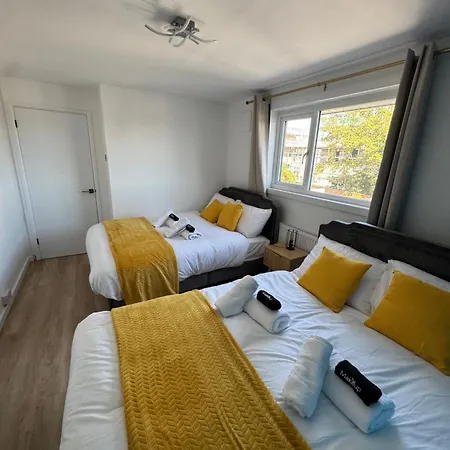 Appartement Modern 4-bed House - Hot Tub & Sauna - Sleeps 14