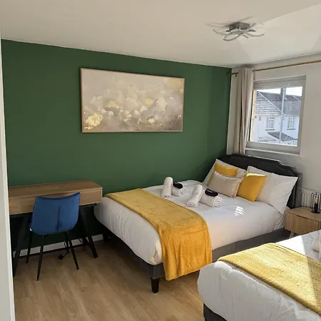 Modern 4-bed House - Hot Tub & Sauna - Sleeps 14 Appartement