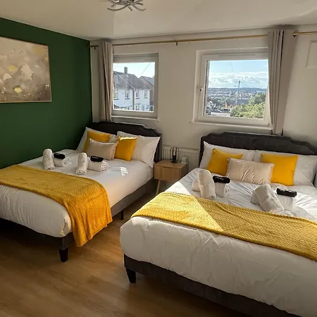 Modern 4-bed House - Hot Tub & Sauna - Sleeps 14