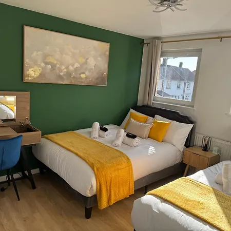 Appartement Modern 4-bed House - Hot Tub & Sauna - Sleeps 14 *