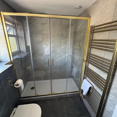 Modern 4-bed House - Hot Tub & Sauna - Sleeps 14 Appartement