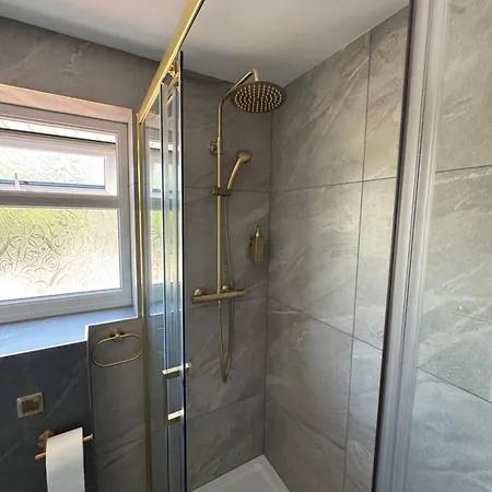 Modern 4-bed House - Hot Tub & Sauna - Sleeps 14 Appartement *