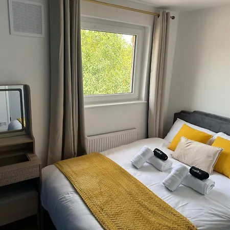 Modern 4-bed House - Hot Tub & Sauna - Sleeps 14