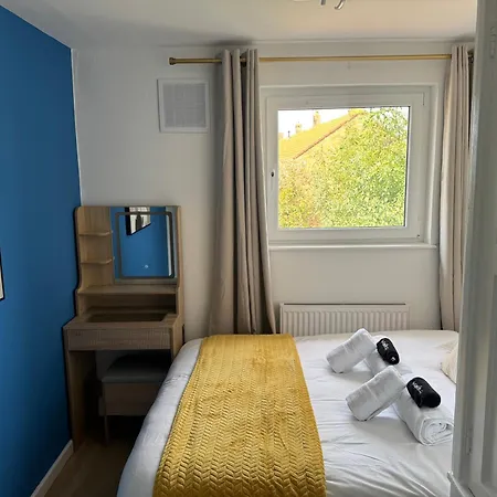 Modern 4-bed House - Hot Tub & Sauna - Sleeps 14 Appartement *