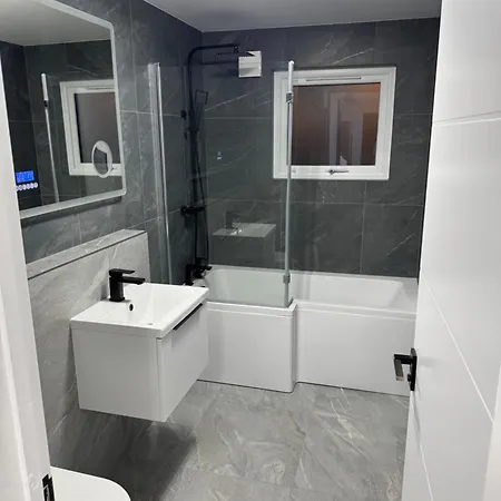 Modern 4-bed House - Hot Tub & Sauna - Sleeps 14