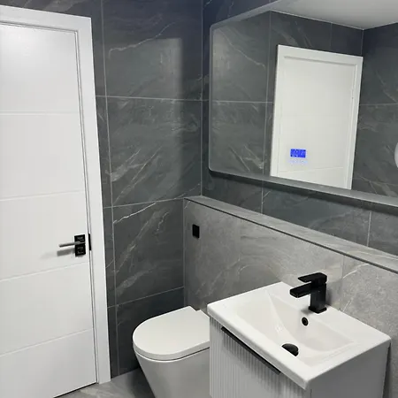 Modern 4-bed House - Hot Tub & Sauna - Sleeps 14 Appartement