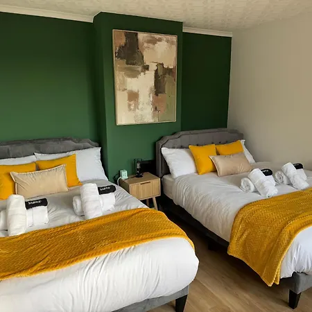 Modern 4-bed House - Hot Tub & Sauna - Sleeps 14 *