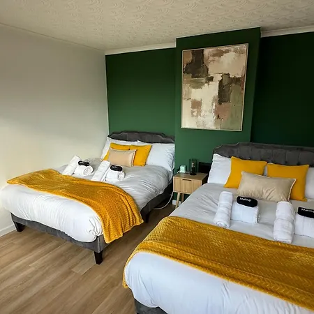 Appartement Modern 4-bed House - Hot Tub & Sauna - Sleeps 14