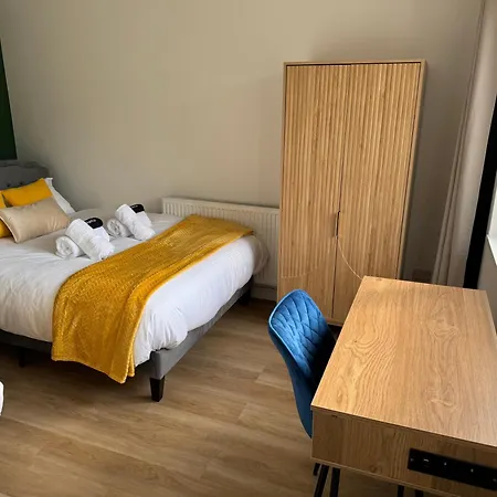 Modern 4-bed House - Hot Tub & Sauna - Sleeps 14 Апартаменты *