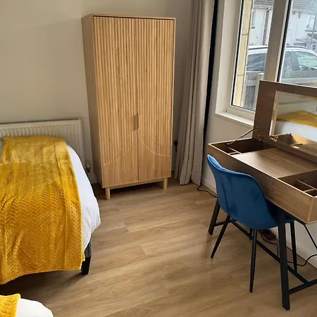Modern 4-bed House - Hot Tub & Sauna - Sleeps 14 Апартаменты