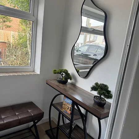 Appartement Modern 4-bed House - Hot Tub & Sauna - Sleeps 14 Bristol
