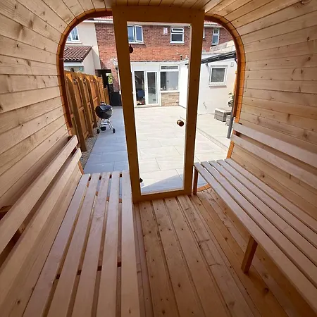Appartement Modern 4-bed House - Hot Tub & Sauna - Sleeps 14 Bristol