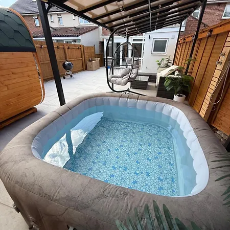 Appartement Modern 4-bed House - Hot Tub & Sauna - Sleeps 14