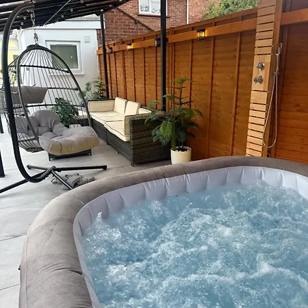 Appartement Modern 4-bed House - Hot Tub & Sauna - Sleeps 14 Bristol