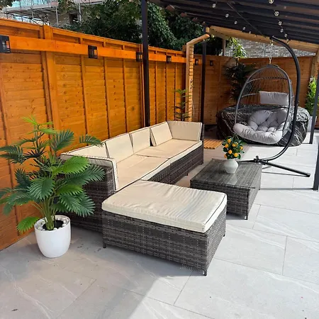 Modern 4-bed House - Hot Tub & Sauna - Sleeps 14
